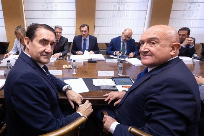 El consejero de Medio Ambiente, Vivienda y Ordenación del Territorio de la Junta de Castilla y León, Juan Carlos Suárez-Quiñones, y el alcalde de Valladolid, Jesús Julio Carnero, en el Consejo de Administración de la Sociedad Valladolid Alta Velocidad.