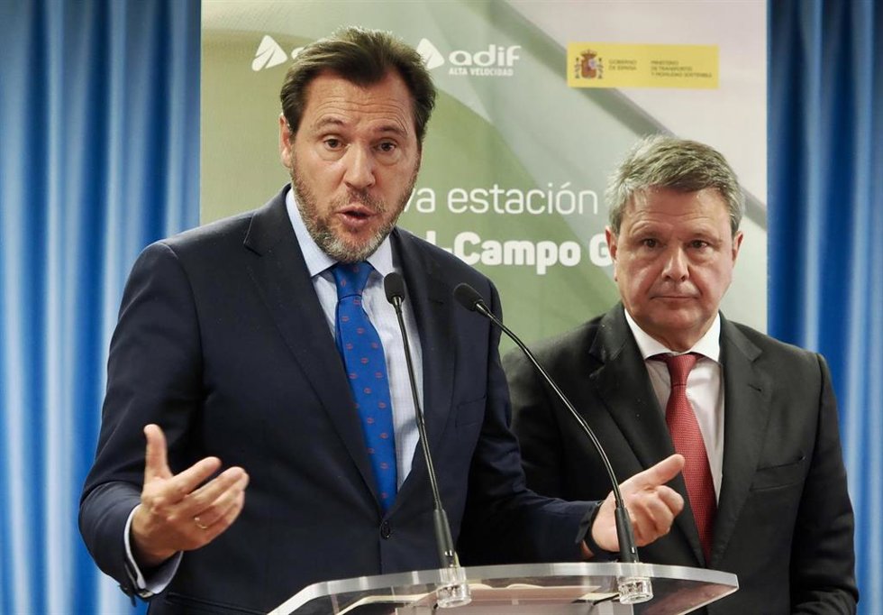 El ministro de Transportes, Óscar Puente, y el secretario de estado de Transportes y Mobilidad Sostenibles, José Antonio Santanao Clavero, durante la rueda de prensa.