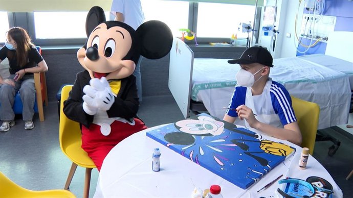 La magia de Disneyland París llega al servicio de Pediatría del Hospital de Albacete de la mano de Mickey Mouse
