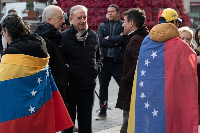 Archivo - Varias personas durante una concentración ‘Por una Venezuela libre’, frente al Teatro Arriaga, a 12 de enero de 2025, en Bilbao (archivo)