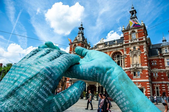Archivo - July 27, 2024, Amsterdam, Netherlands: A closer look at the texts written over the bronze hands. Three years after the famous crime journalist Peter R. de Vries was murdered, a monument to honor his memory stands in the center of Amsterdam. The 