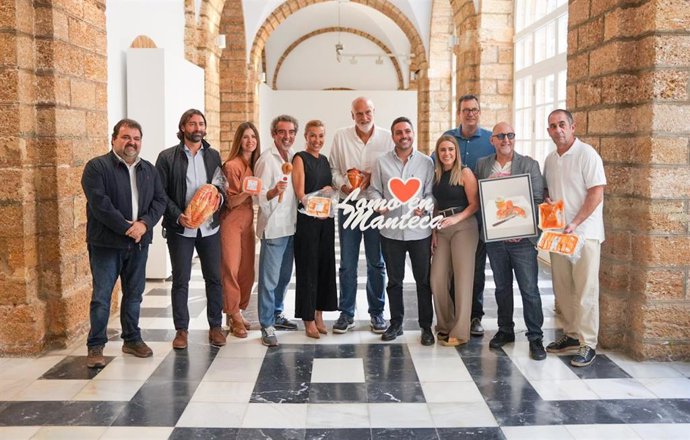 Javier Vida, Tania Barcelona y el alcalde de Vejer presentando el Día Internacional del Lomo en Manteca.