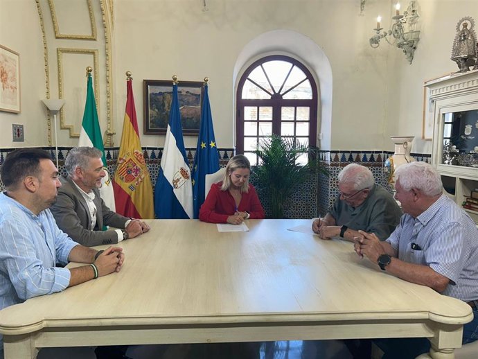 Alcalá de Guadaíra firma un convenio con la Peña Flamenca "La Soleá" para impulsar el flamenco.