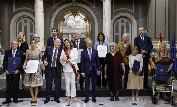La alcaldesa de València, María José Catalá, junto a los galardonados con los Honores y Distinciones de la Ciudad 2025, entregados por su ayuntamiento con motivo de la celebración del 9 d'Octubre.  