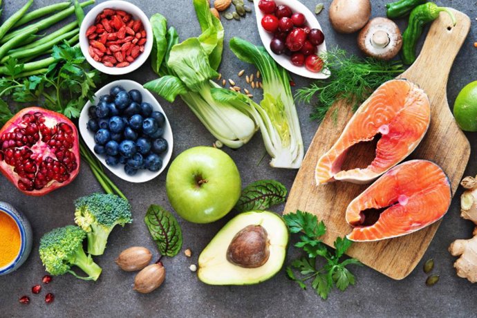 Experto en Psiconeuroinmunología Clínica; 'Se puede comer saludable sin sufrimiento ni dietas estrictas'