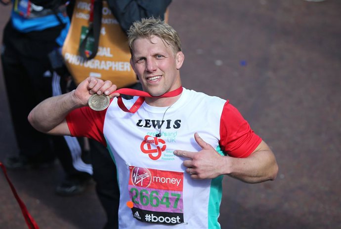 Archivo - FILED - 13 April 2014, United Kingdom, London: Lewis Moody celebrates holding the medal at the finish line of the Virgin Money London Marathon on the Mall. Former England captain and 2003 World Cup winner Lewis Moody has been diagnosed with moto