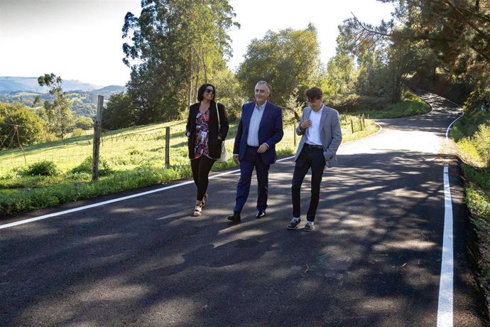 Media supervisa la mejora de un camino en Castañeda