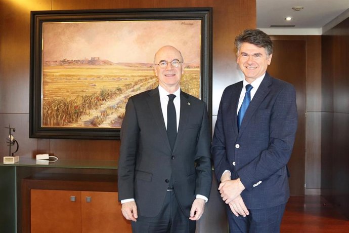 Archivo - De idza a dcha: el presidente de PSN, Armando Solís, junto al profesor Luis A. Seco.