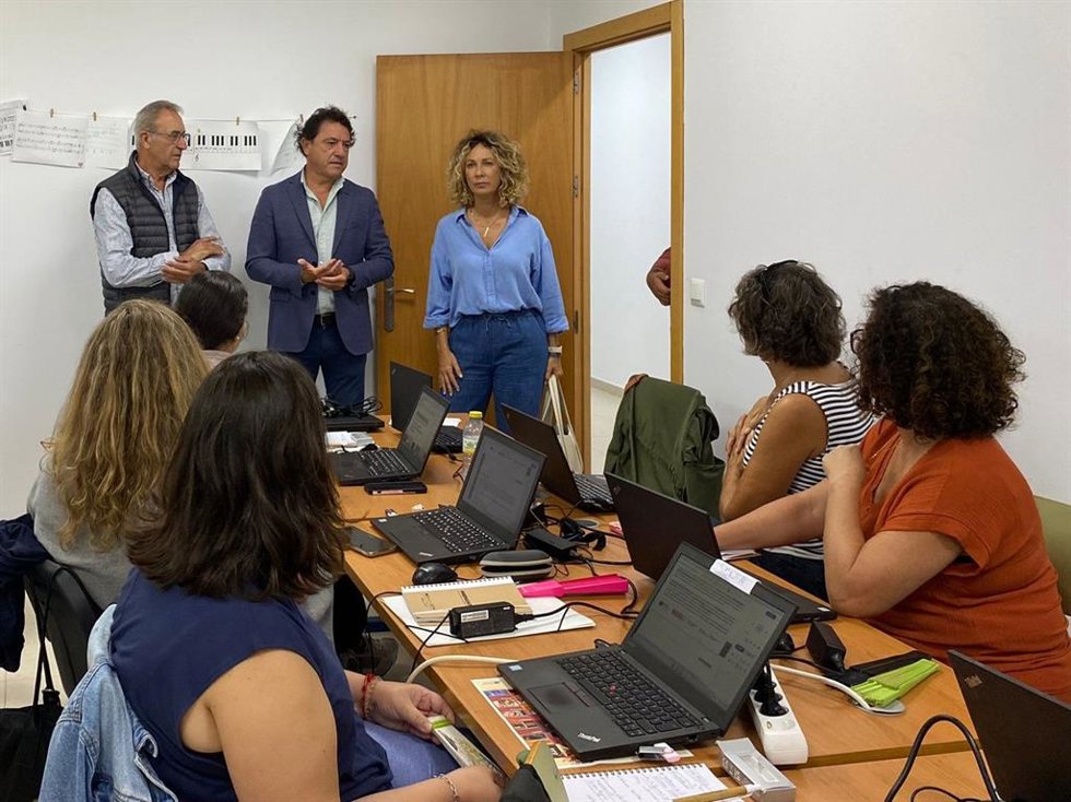 El delegado territorial de Empleo, Empresa y Trabajo Autónomo de la Junta en Cádiz, Daniel Sánchez Román, en una visita a las alumnas del programa Preparadas en Tarifa, acompañado por el alcalde de Tarifa, José Antonio Santos.