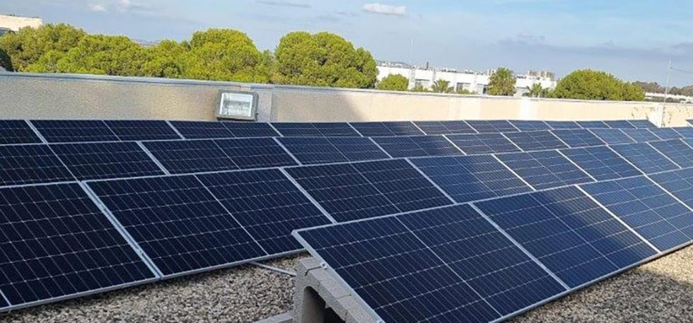 Placas fotovoltaicas en el Centro Andaluz Superior de Estudios Marinos del Campus de Puerto Real.