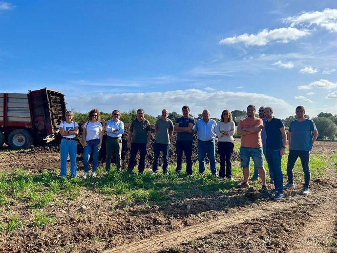 El conseller de Agricultura, Pesca y Medio Natural, Joan Simonet, participa este lunes en una jornada práctica sobre el uso del estiércol.