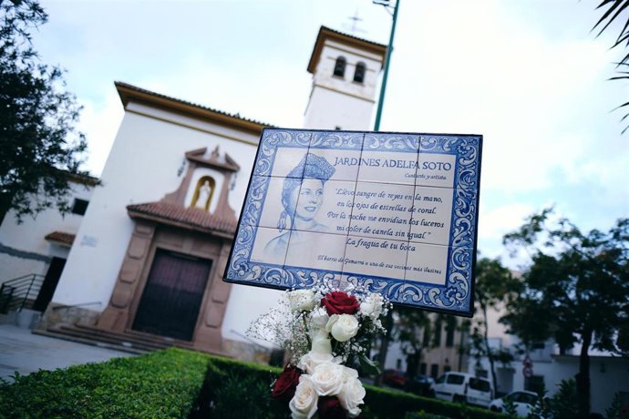 Instalan la nueva placa dedicada a Adelfa Soto en los jardines que llevan el nombre de la artista