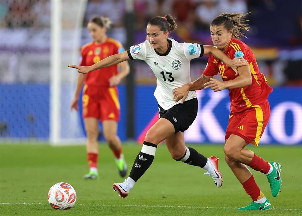 Archivo - Sara Dbritz pelea con Patri Guijarro durante el España-Alemania de las semifinales de la Eurocopa de Suiza de 2025
