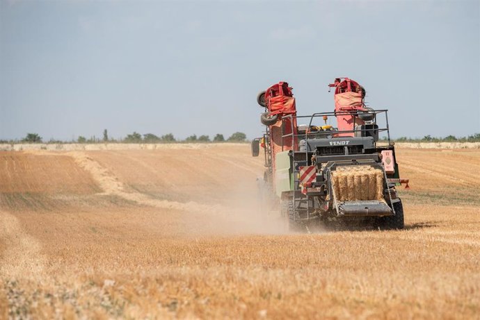 Archivo - Maquinaria trabajando un campo de pasto, a 17 de junio de 2024, en Albacete, Castilla-La Mancha (España). La Unión de Pequeños Agricultores (UPA)