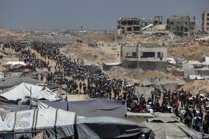 Archivo - August 1, 2025, Gaza City, Gaza Strip, Palestinian Territory: Palestinians carry bags of flour that they obtained from aid trucks which entered Gaza through the Zikim crossing point, in Jabalia in the northern Gaza Strip on August 1, 2025. The U