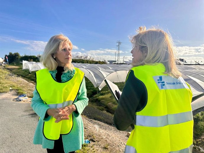Archivo - La subdelegada del Gobierno en Huelva, María José Rico, y la jefa provincial de Tráfico, Cristina Gago, en una imagen de archivo.