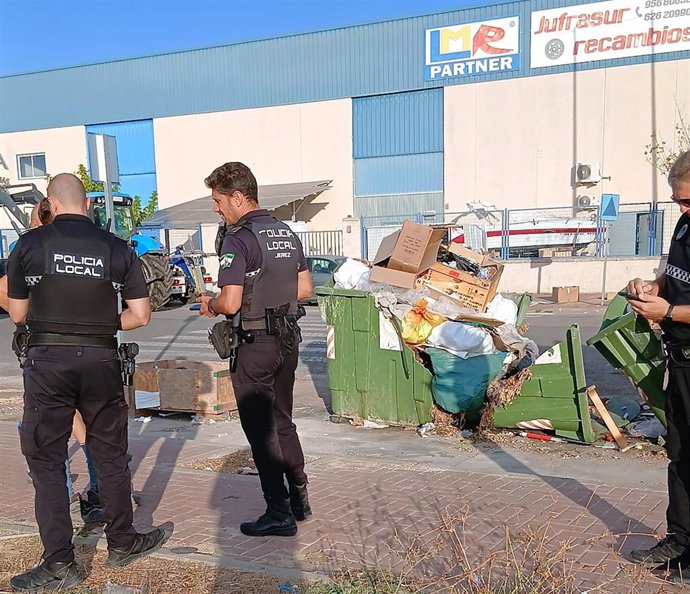 Agentes de la Policía Local de Jerez de la Frontera (Cádiz) en un dispositivo contra los vertidos ilegales de enseres en polígonos industriales de la localidad.