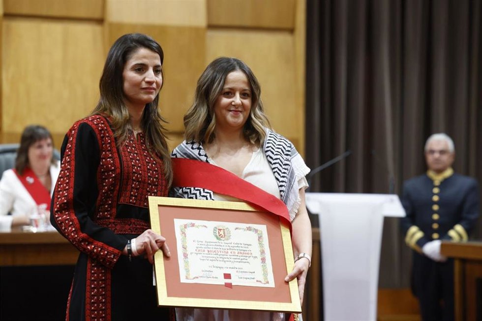 La portavoz de ZeC, Elena Tomás, entrega el título de Hija Predilecta a la Casa Palestina en Aragón.