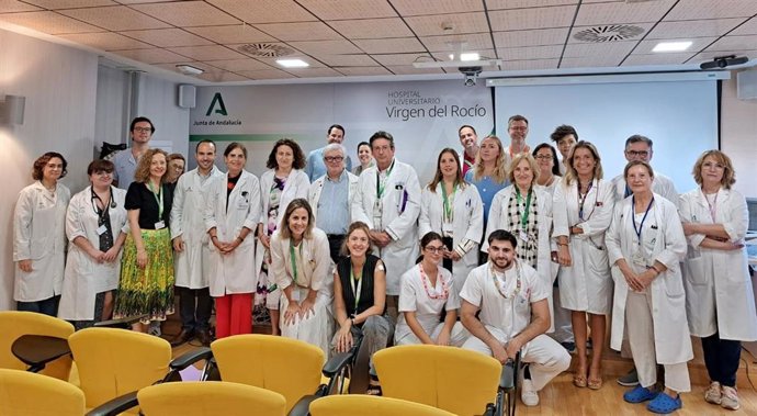 Equipo directivo del Hospital Universitario Virgen del Rocío en la Campaña de vacunación de gripe.