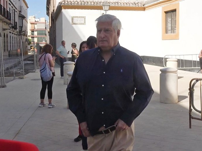 El Duque de Alba, serio y descolocado tras la boda de su hermano Cayetano