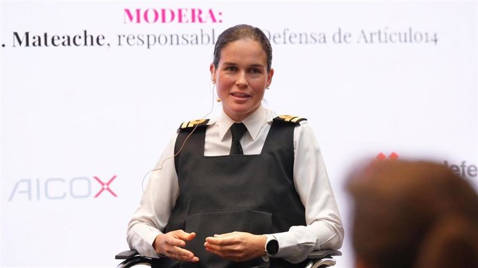 La Teniente de Navío María del Rocío Porras de Sola, Jefe de armas del subarino S-82.