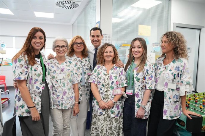 El presidente de la Junta de Andalucía, Juanma Moreno, visita el aula hospitalaria del Materno-Infantil 'Princesa Leonor' de Almería.