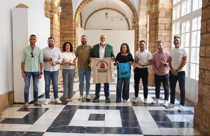El vicepresidente segundo de la Diputación y responsable de su servicio de Deportes, Javier Vidal, en la foto de familia de la presentación de la Trail Pueblos Blancos