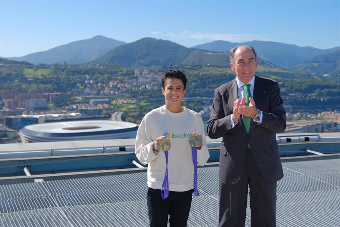 María Pérez junto a Ignacio Galán en la Torre Iberdrola de Bilbao