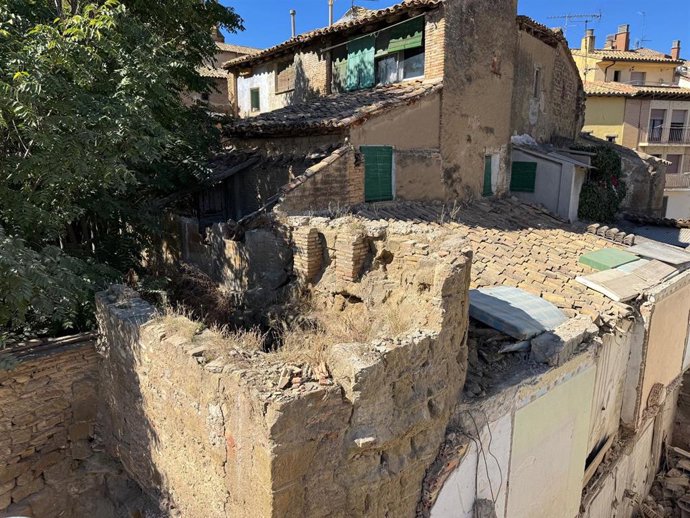 Aparece un torreón musulmán del siglo IX tras demoler el número 9 de la ronda de Montearagón de Huesca.