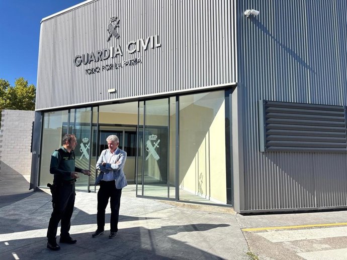 El alcalde de Arroyo de la Encomienda (Valladolid), Sarbelio Fernández, y el jefe de la Comandancia de Valladolid, el coronel Andrés Manuel Velarde, ante el nuevo cuartel de la localidad.