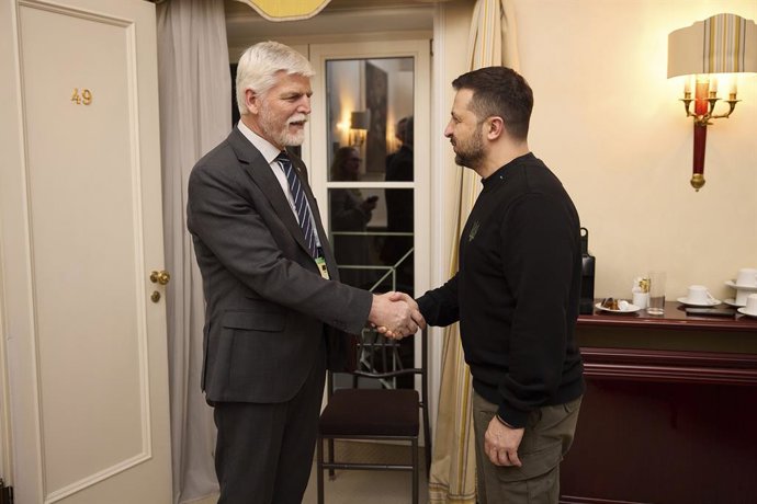 Archivo - February 17, 2024, Munich, Germany: Ukrainian President Volodymyr Zelenskyy, right, shakes hands with Czech President Petr Pavel, left, before a bilateral meeting on the sidelines of the 60th Munich Security Conference at the Hotel Bayerischer H
