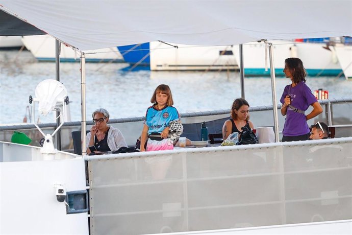 Archivo - La activista sueca Greta Thunberg y la exalcaldesa de Barcelona Ada Colau a bordo de un barco de la  Global Sumud Flotilla en el puerto de Barcelona