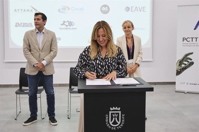 La presidenta del Cabildo de Tenerife, Rosa Dávila, en la firma del programa de liderazgo CEDEI