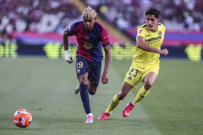 Archivo - Lamine Yamal, do FC Barcelona, e Sergi Cardona, do Villarreal CF, em ação durante a partida de futebol da La Liga EA Sports, disputada entre o FC Barcelona e o Villarreal CF no Estadi Olimpic Lluis Companys, em 18 de maio de 2025, em Barcelona, 