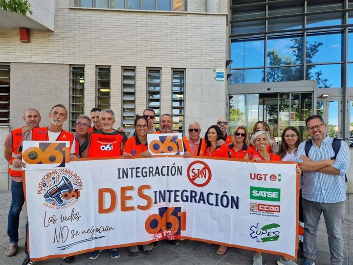 El portavoz de Adelante Andalucía, José Ignacio García, este lunes en Sevilla durante su reunión con el Comité de Empresa del 061.