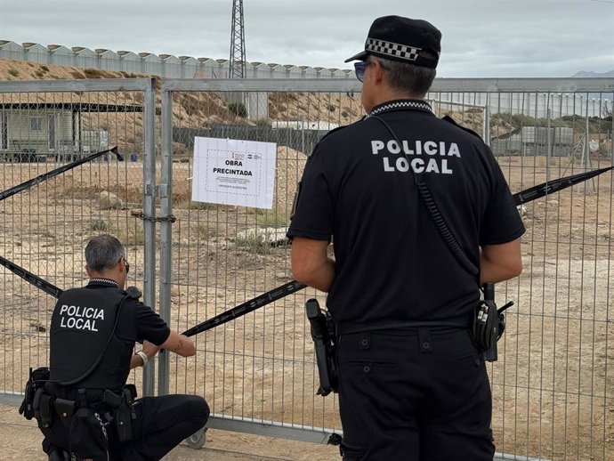 Precinten un terreny no urbanitzable reparcel·lat de forma irregular a Sant Vicent del Raspeig