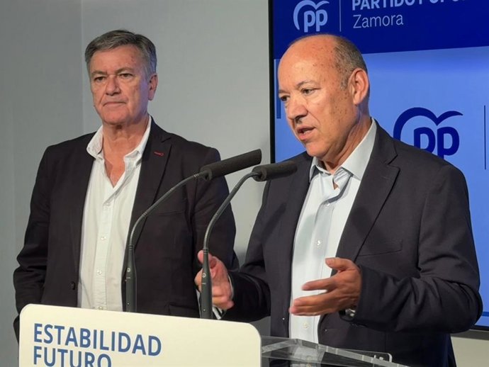 El secretario general del PP de Castilla y León, Francisco Vázquez (izquierda) y el presidente del PP de Zamora, José María Barrios.