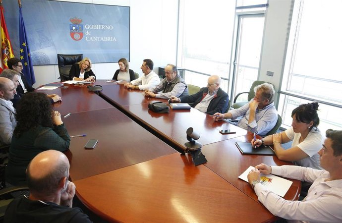 La consejera de Desarrollo Rural, Ganadería, Pesca y Alimentación, María Jesús Susinos, firma la carta de posicionamiento PAC.