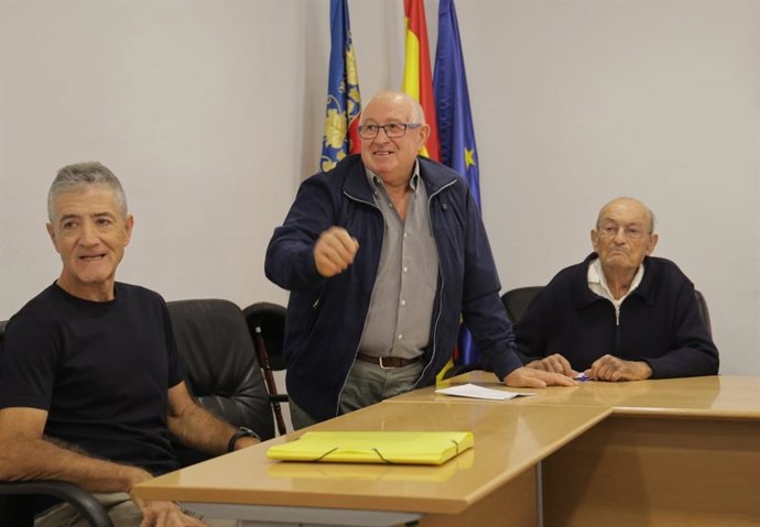 El nou alcalde de la Yesa, Julián Pinazo, en el centre junt amb dos regidors del PSPV