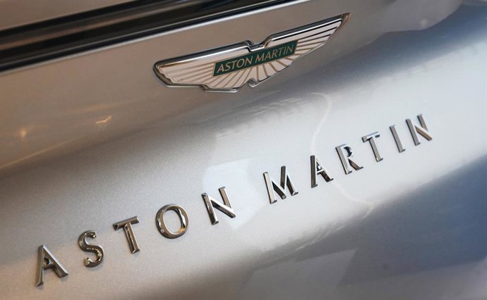 Archivo - 02 April 2025, United Kingdom, London: An Aston Martin logo is pictured on a car. Luxury carmaker Aston Martin Lagonda has cut its full-year outlook after revealing widened first half losses as trade tariff woes took their toll. The group saw sh