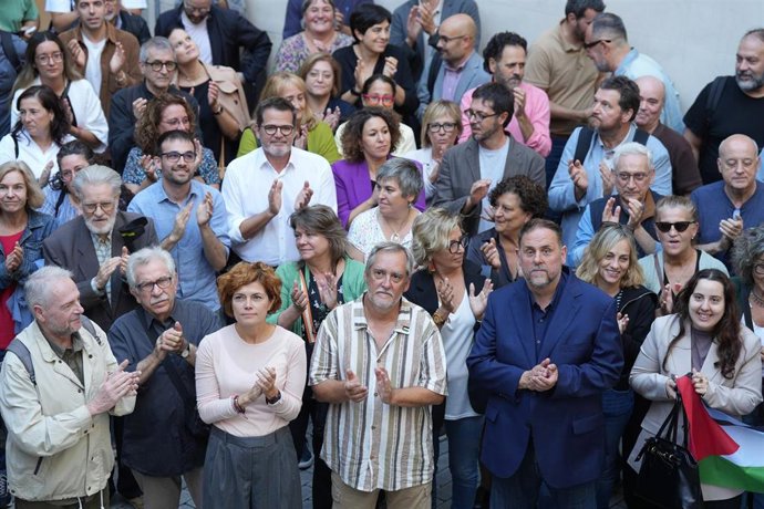 El presidente de ERC. Oriol Junqueras y la secretaria general de ERC, Elisenda Alamany reciben al concejal en Barcelona Jordi Coronas, acompañados de militantes del partido en la sede de ERC, a 6 de octubre de 2025, en Barcelona, Catalunya (España). Coron