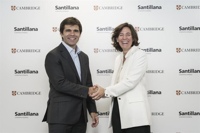 El director general de Sanoma España, Alejandro Castex, y la directora general de Cambridge University Press & Assessment en España, Aída García.