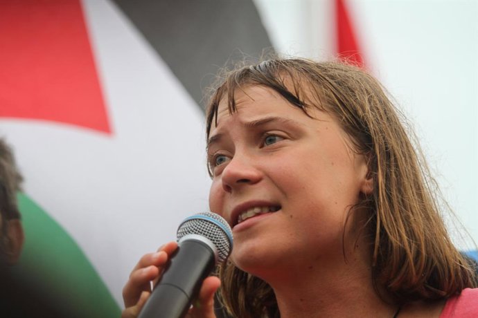 07 de setembro de 2025, Tunísia, Túnis: A ativista política sueca Greta Thunberg discursa no porto de Sidi Bou Said em apoio à "Global Sumud Flotilla", uma flotilha internacional de ajuda civil com ativistas, artistas, políticos, médicos e jornalistas