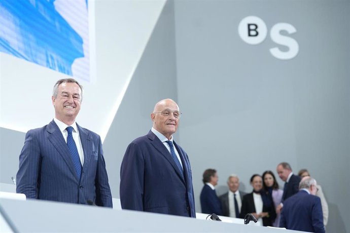 Archivo - El consejero delegado del Banco Sabadell, César González-Bueno (i), y el presidente del Banco Sabadell, Josep Oliu (c), en una imagen de archivo.
