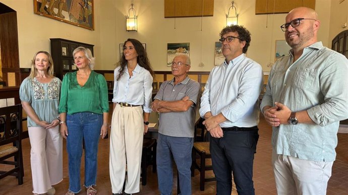 Visita de Lorena Guerra y cargos del PP la Cooperativa La Unión, en Montilla, donde han conocido de primera mano las consecuencias del mildiu en los viñedos de la zona.