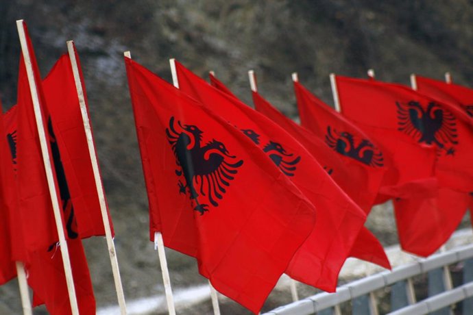 Archivo - Feb 16, 2009 - Kacanik, Kosovo - Kosovo Albanians selling flags for the anniversary of Kosovo's independence in the capital, Pristina, on 16 February 2009. Kosovo declared independence from Serbia on 17 of February 2008. Although it gained swift