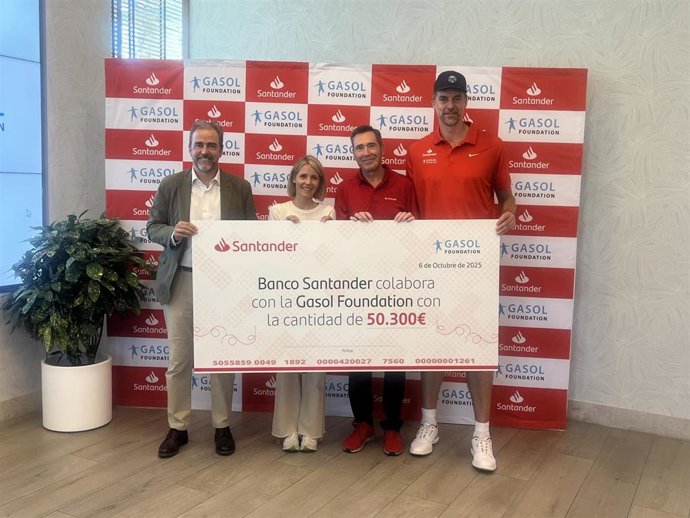 Pau Gasol recibe el cheque del Torneo de Golf Solidario organizado por el Banco Santander a beneficio de la Gasol Foundation