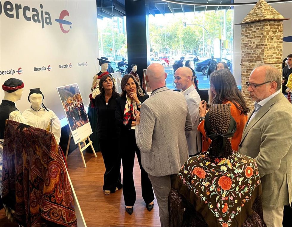 La alcaldesa, Natalia Chueca, asiste a la inauguración de la exposición en Ibercaja.