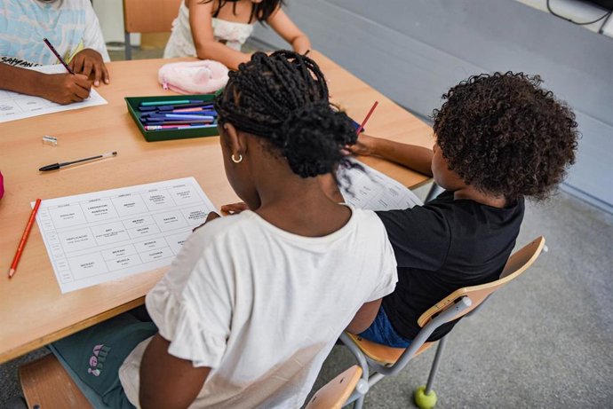Varios niños en las mesas del colegio