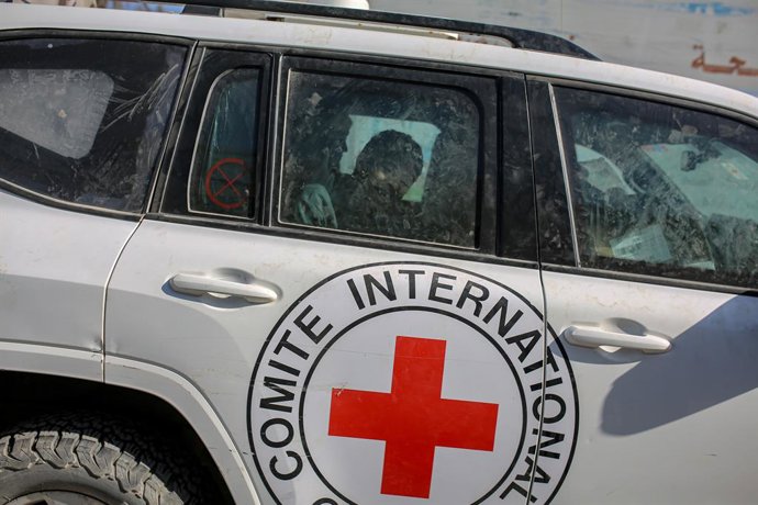 6 de outubro de 2025, Deir El-Balah, Faixa de Gaza, Território Palestino: Menino prisioneiro palestino libertado, acompanhado por equipes da Cruz Vermelha Internacional, chega ao Hospital Al-Aqsa Martyrs para exames médicos em Deir Al Balah, Gaza, em 06 d